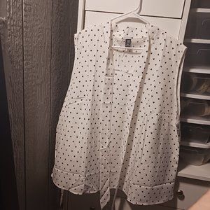 white sleeveless front tie blouse with black hearts